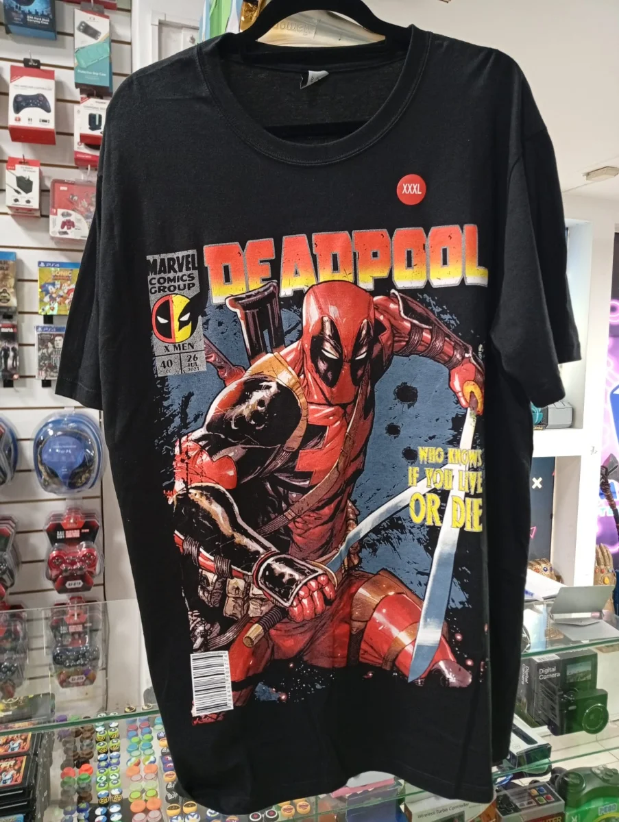 Remera negra Deadpool diseño cómic