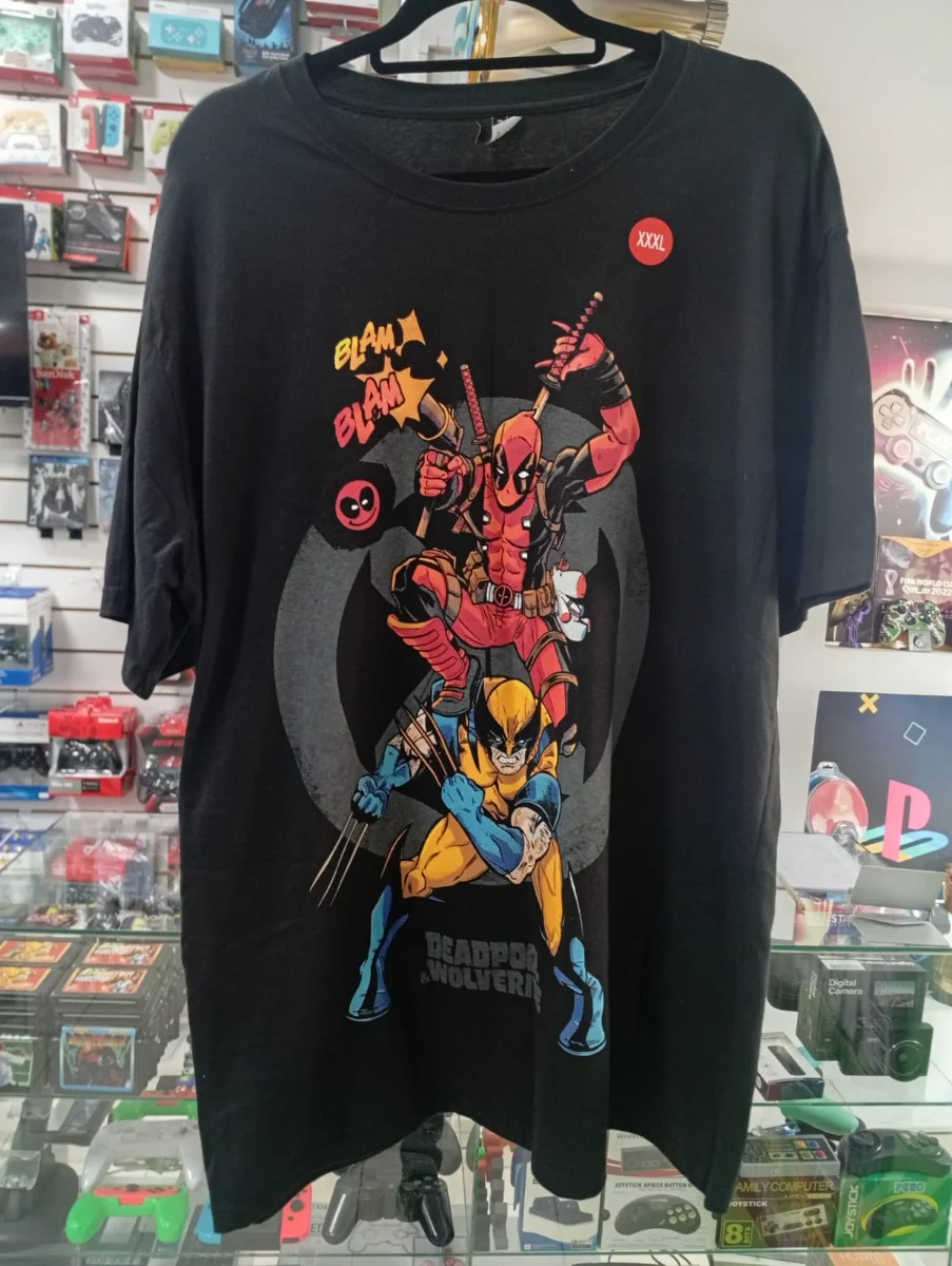 Remera negra personajes de Marvel