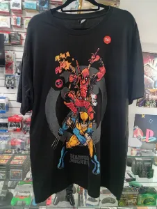 Remera negra personajes de Marvel
