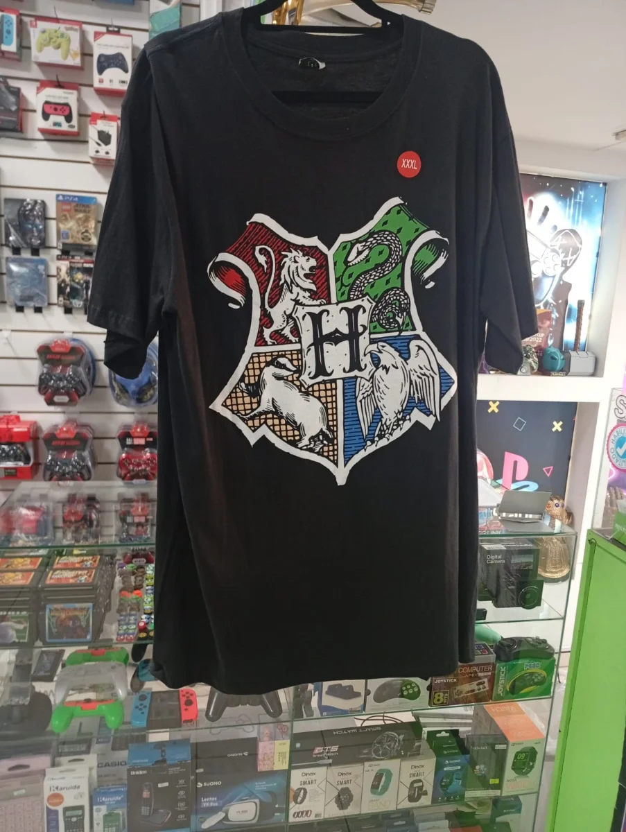 Remera negra Harry Potter escudo de Hogwarts