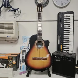 Guitarra clásica color sunburst