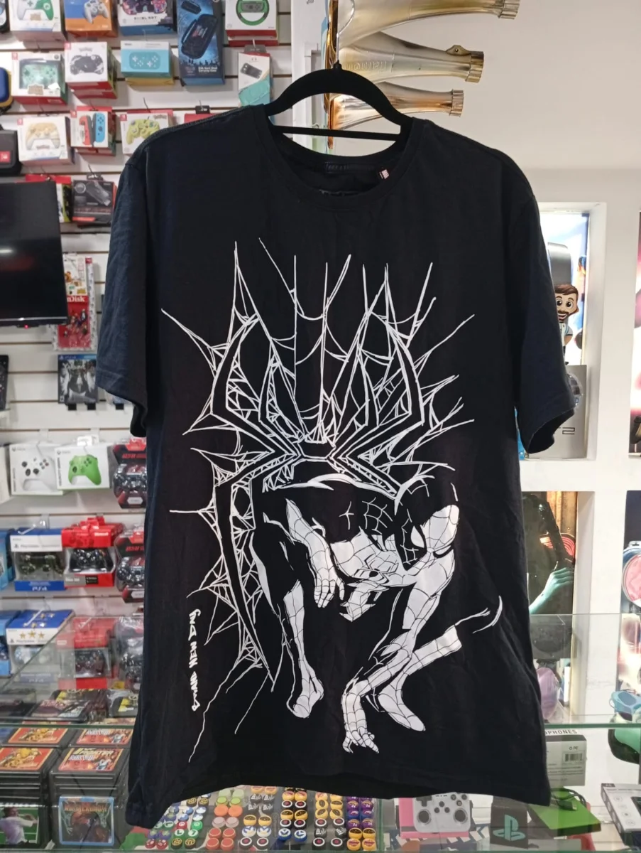Remera negra Spider-Man diseño telaraña