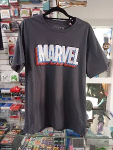 Remera gris Marvel logo