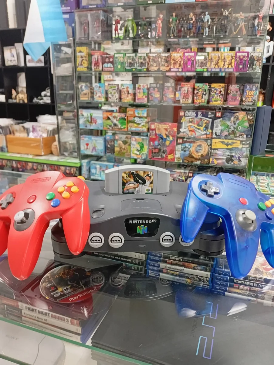 Nintendo 64 con dos joysticks y cartucho Super 64 — foto 1