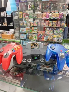 Nintendo 64 con dos joysticks y cartucho Super 64