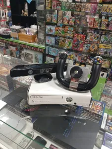 Xbox 360 blanca con Kinect y dos Speed Wheel