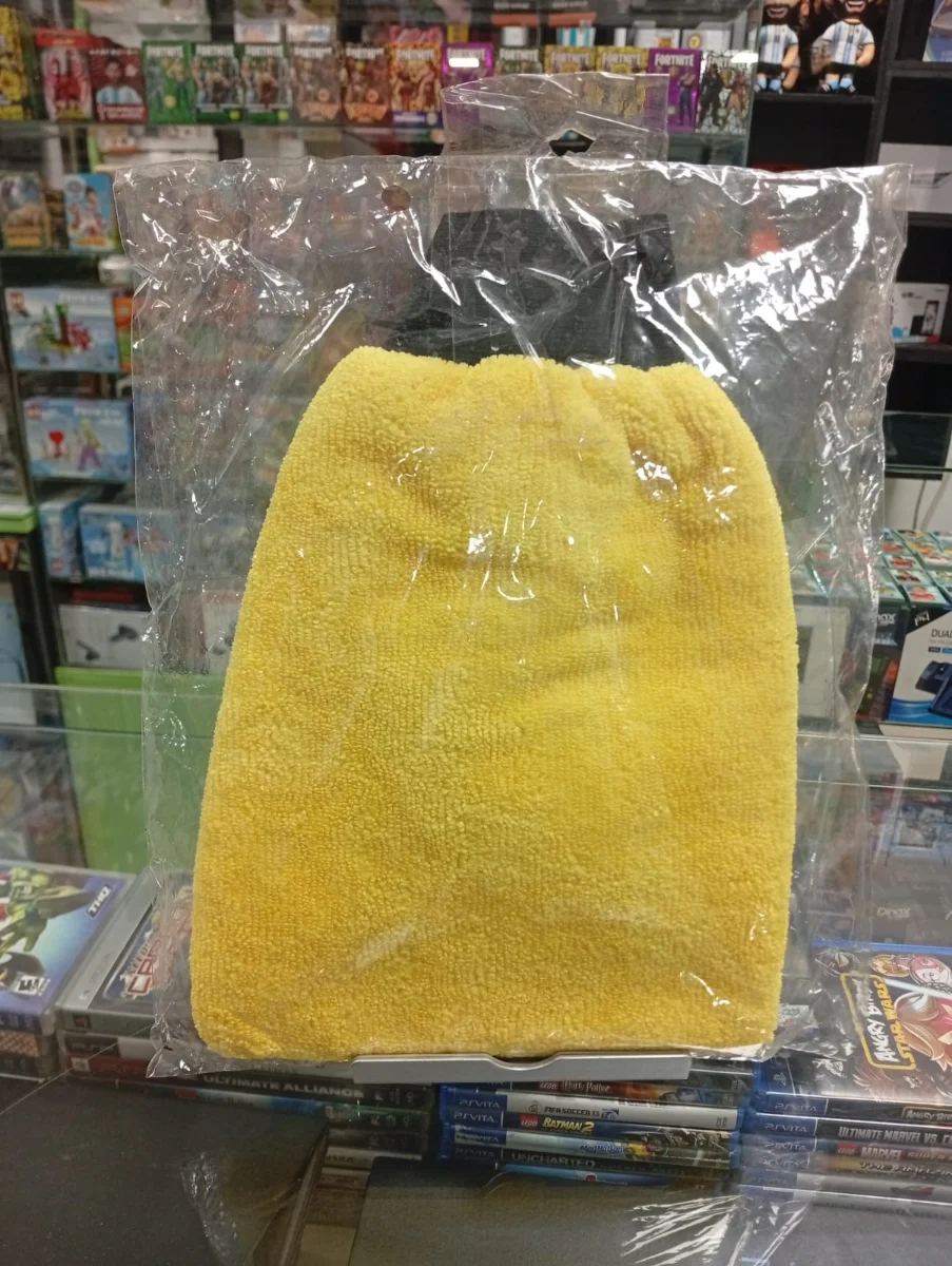 Manopla de microfibra amarilla para lavado de autos
