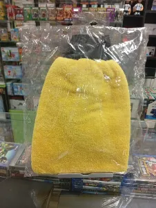 Manopla de microfibra amarilla para lavado de autos