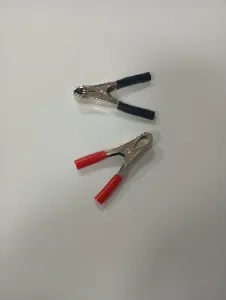 Par de pinzas cocodrilo para conexión eléctrica