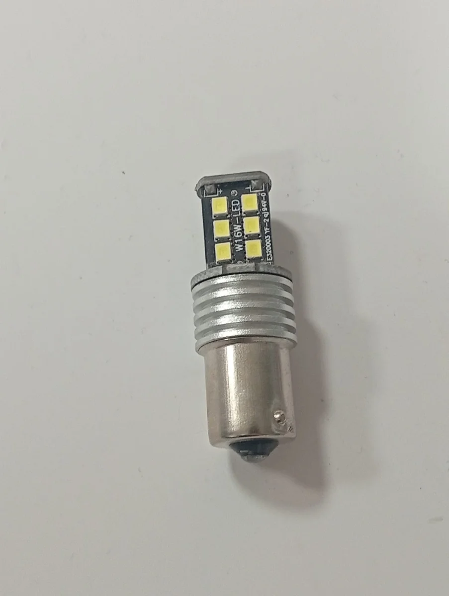 Lámpara LED automotor con base bayoneta