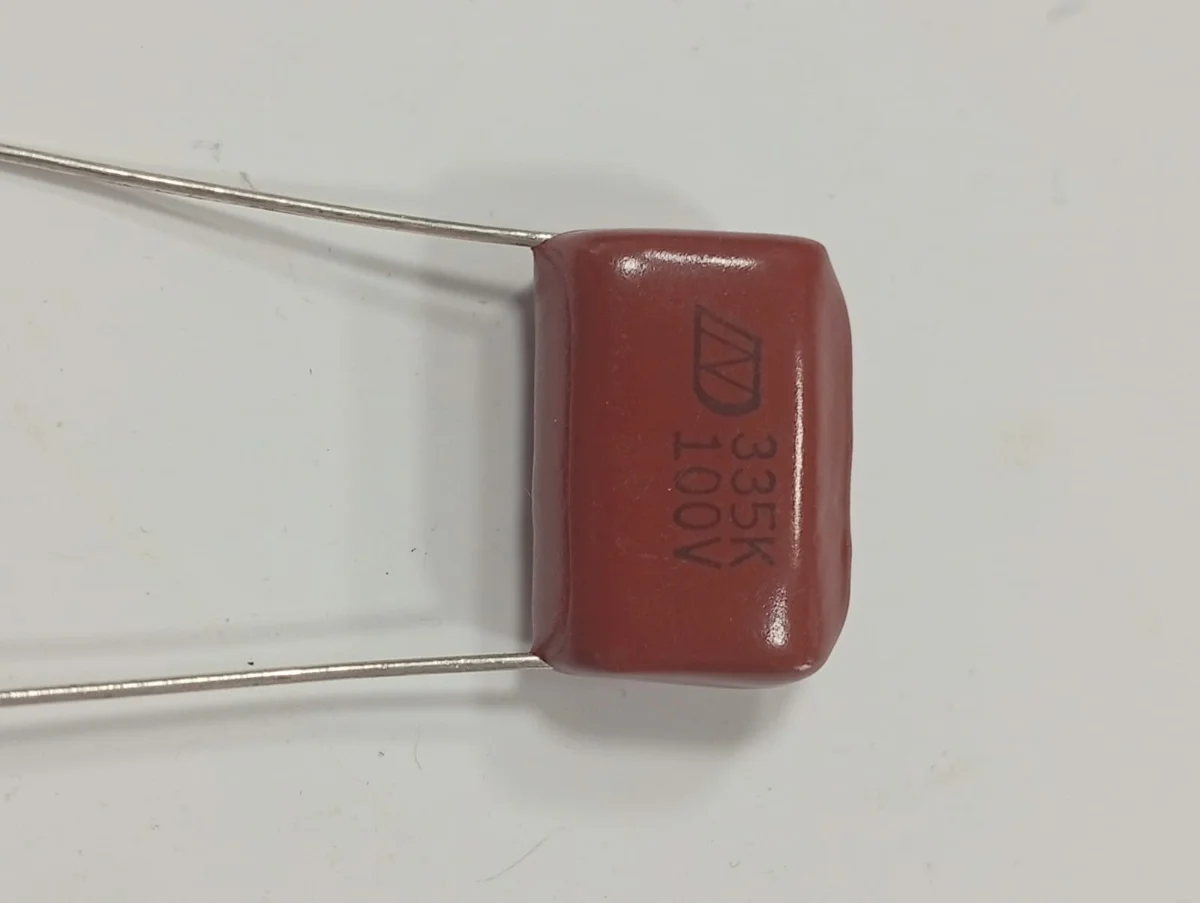 Capacitor de poliéster 335K 250 V