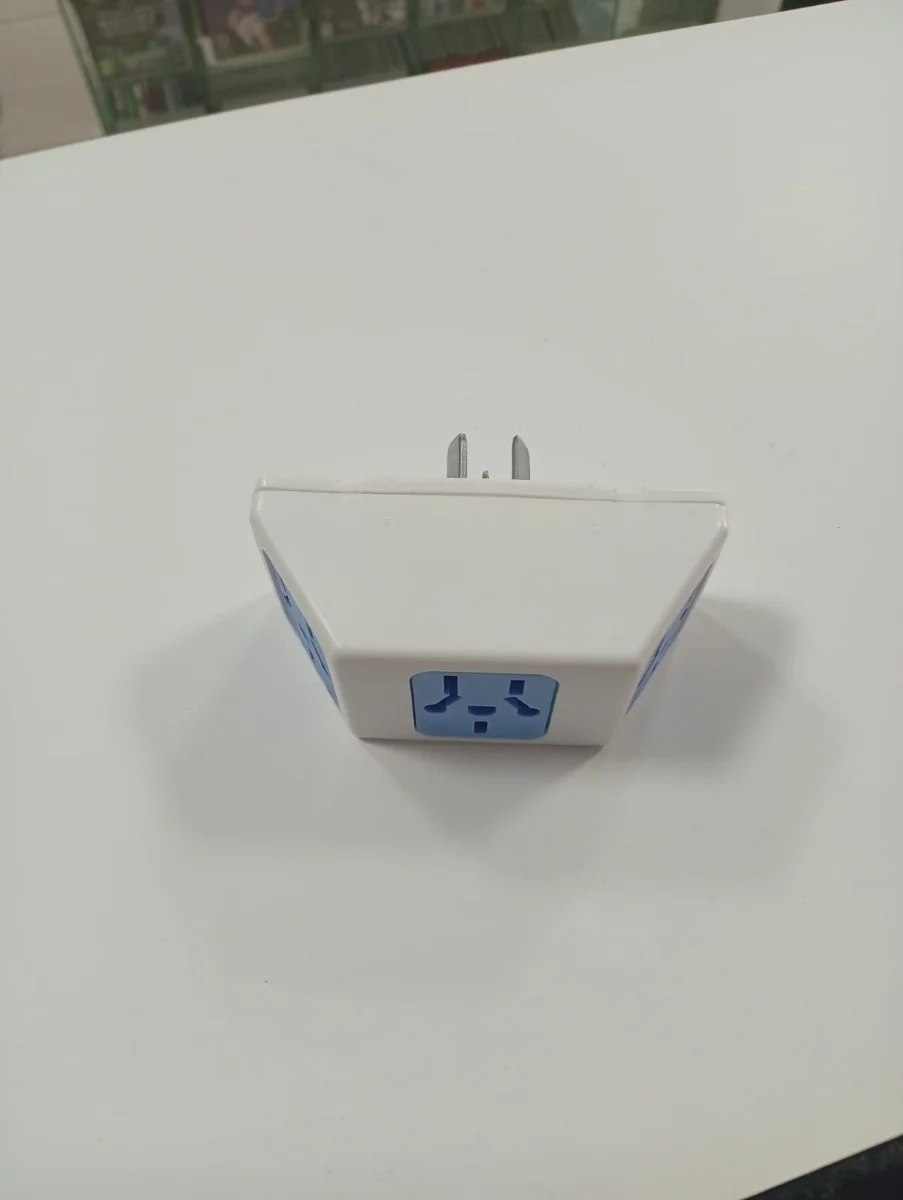 Adaptador de enchufe universal compacto