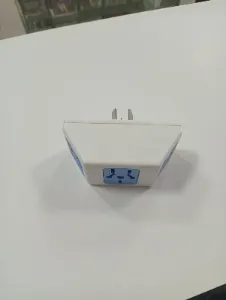 Adaptador de enchufe universal compacto