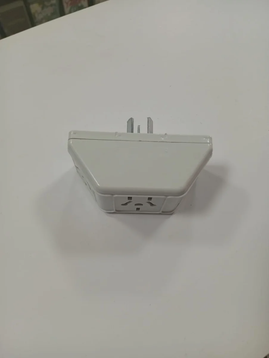 Adaptador múltiple con toma universal