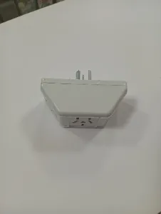 Adaptador múltiple con toma universal