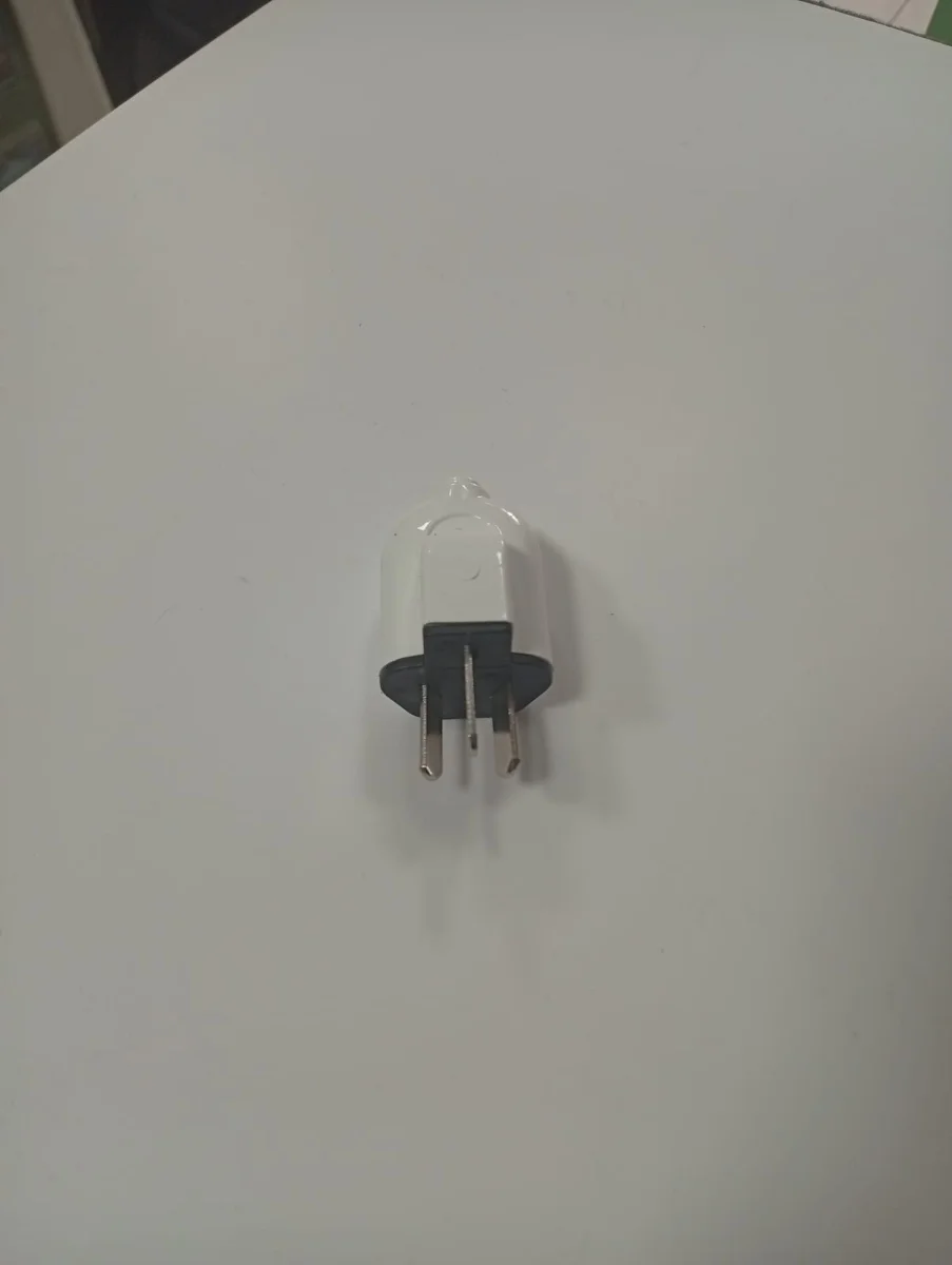 Adaptador de enchufe compacto de 2 patas