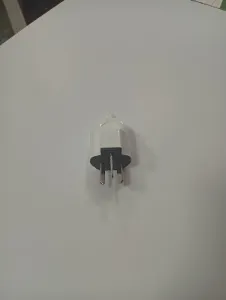 Adaptador de enchufe compacto de 2 patas