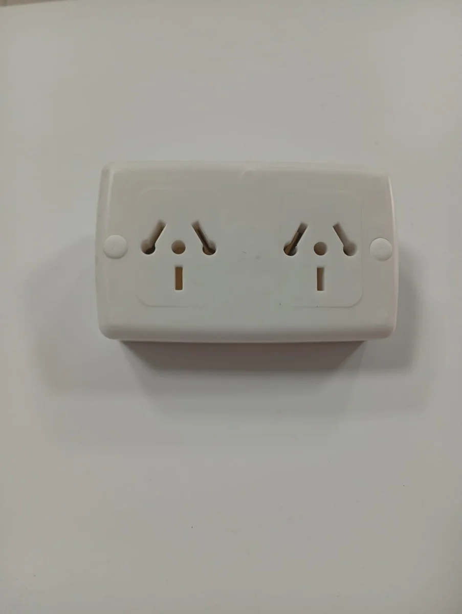 Adaptador múltiple de enchufe con dos tomas