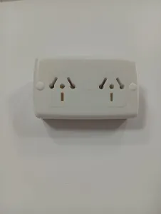 Adaptador múltiple de enchufe con dos tomas