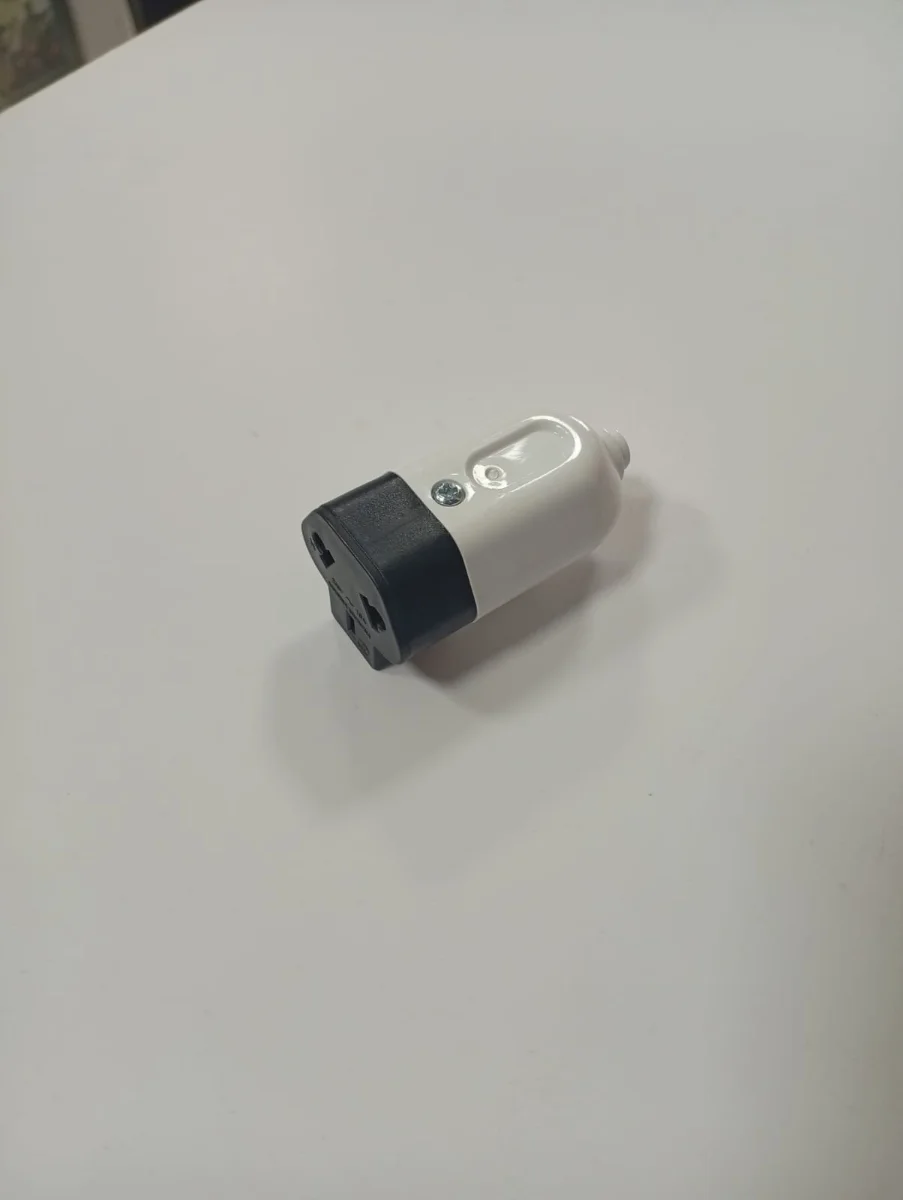 Adaptador eléctrico compacto con salida de conexión