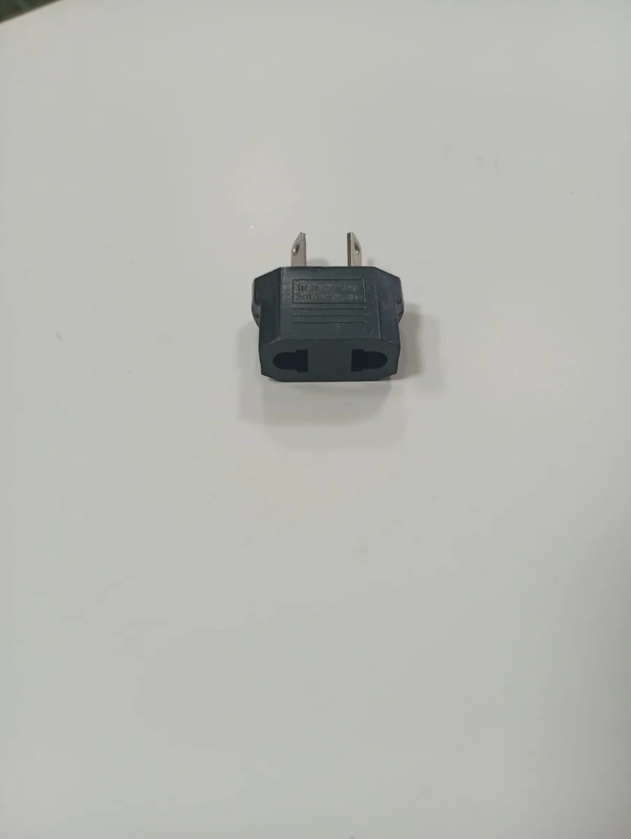Adaptador eléctrico macho a toma universal