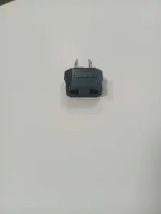 Adaptador eléctrico macho a toma universal