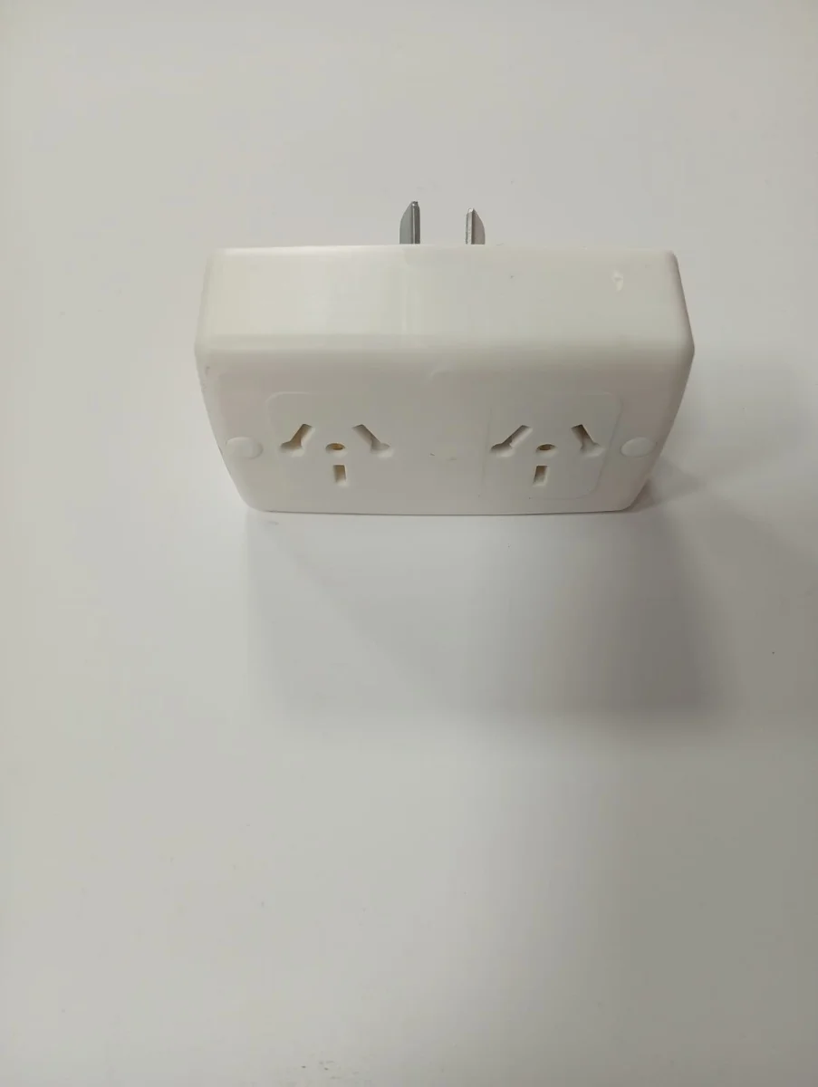 Adaptador múltiple de enchufe con dos tomas
