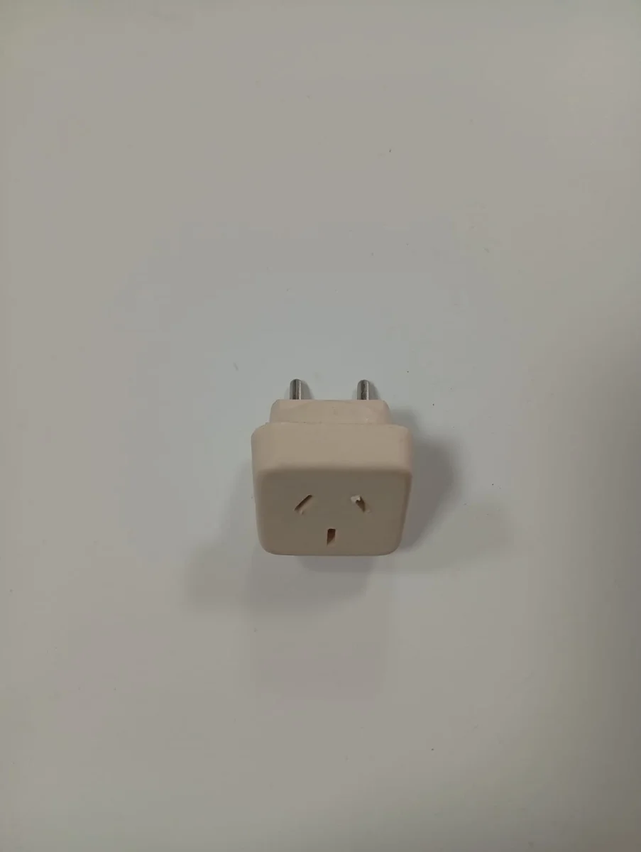 Adaptador de toma universal a ficha de 2 patas