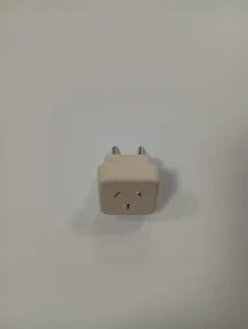 Adaptador de toma universal a ficha de 2 patas