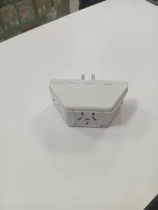Adaptador múltiple de enchufe con toma universal