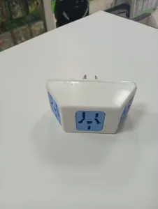 Adaptador múltiple de enchufe con toma universal azul