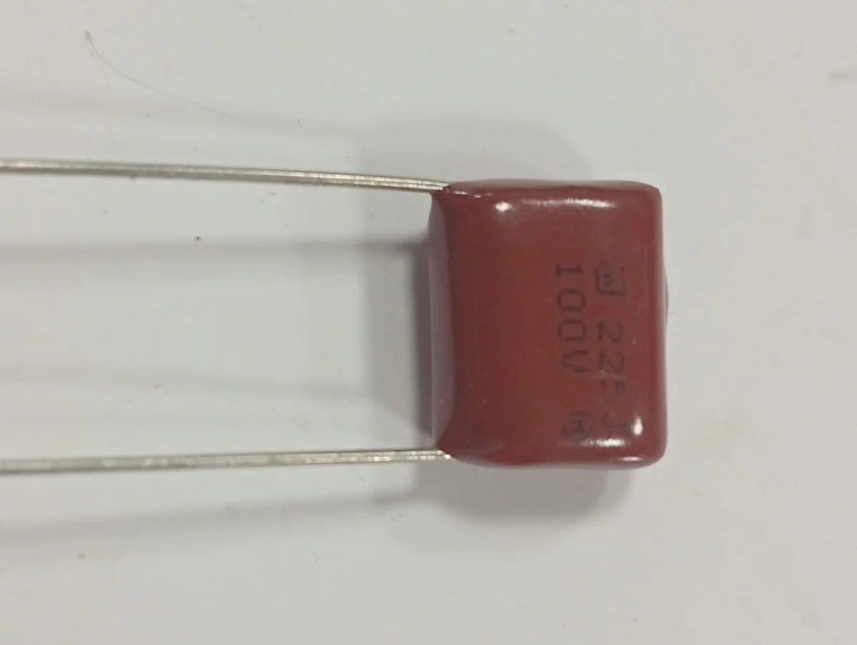 Capacitor de poliéster 335K 100 V