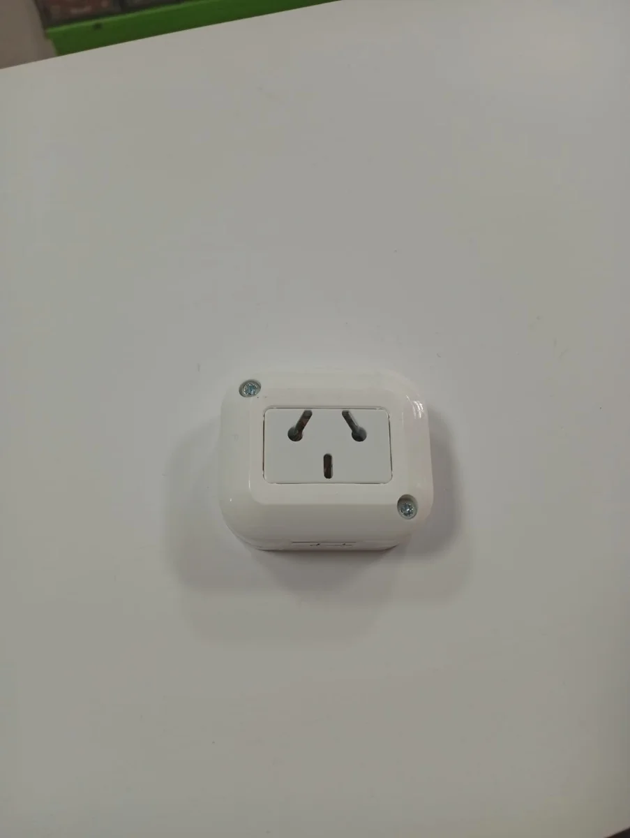 Adaptador de enchufe con toma universal