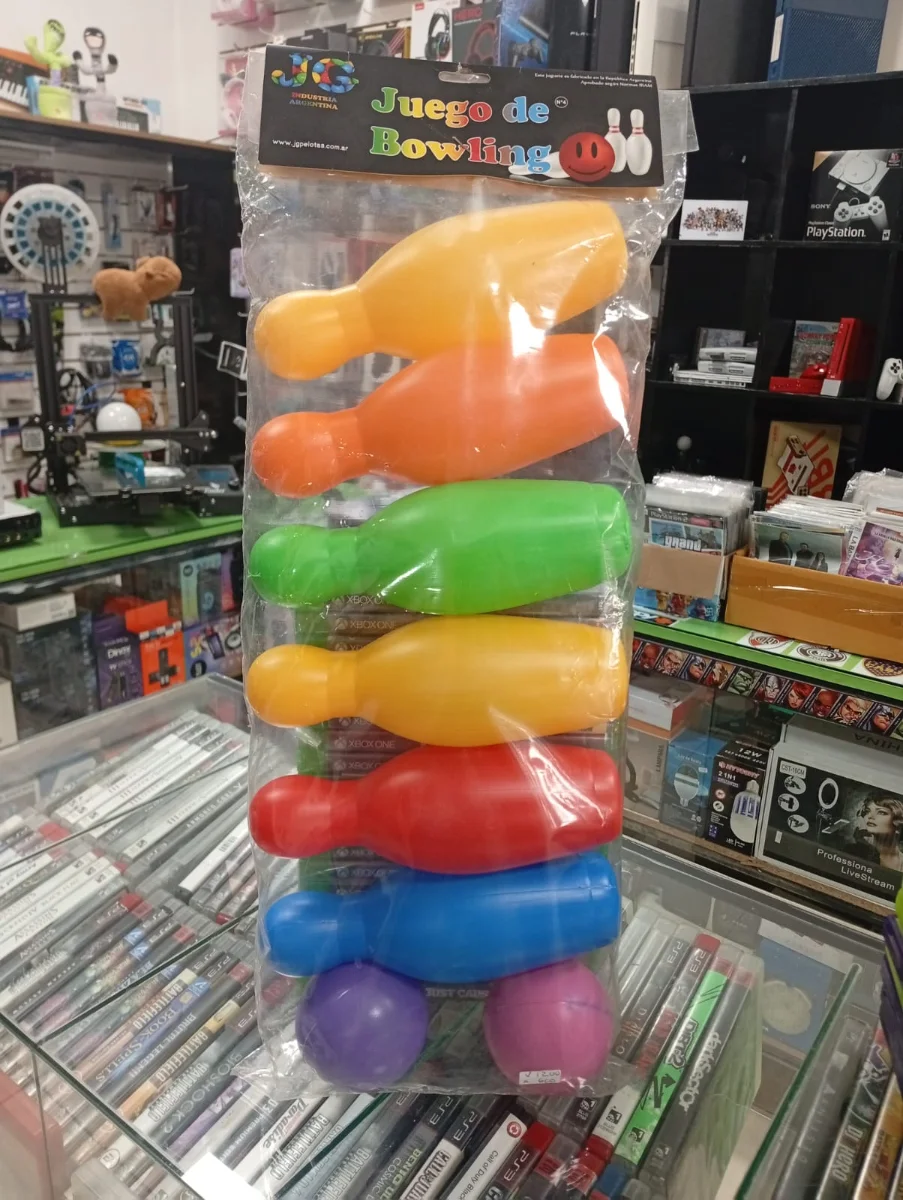 Juego de bowling infantil con pinos de colores — foto 1