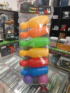 Juego de bowling infantil con pinos de colores
