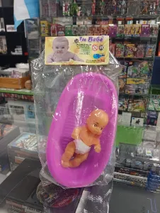Muñeca bebé con bañera