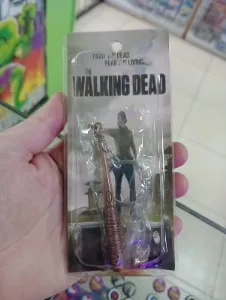 llavero de metal walking dead