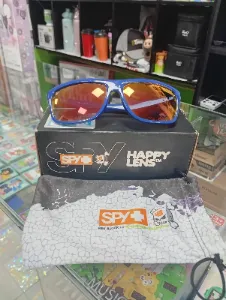 Anteojos deportivos azules con lentes espejados