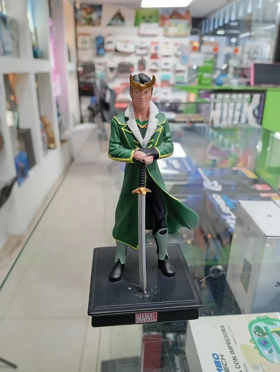 Figura coleccionable de Loki con espada