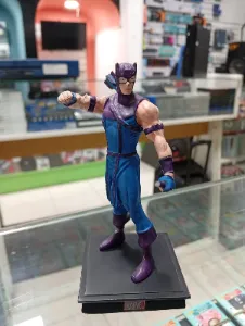 Figura coleccionable de Hawkeye clásico violeta