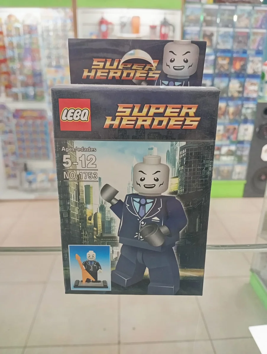 Figura armable Super Heroes de villano con traje blanco