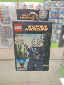 Figura armable Super Heroes de villano con traje blanco