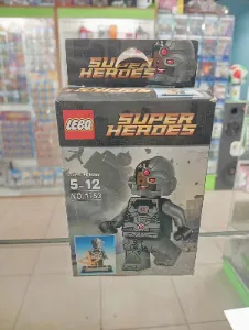 Figura armable Super Heroes robot con ojo rojo