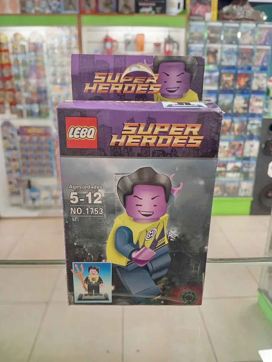 Figura armable Super Heroes con traje violeta