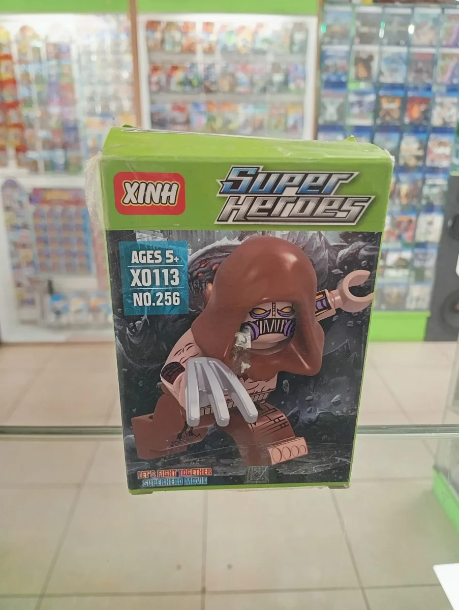 Figura armable Super Heroes de villano marrón con garras