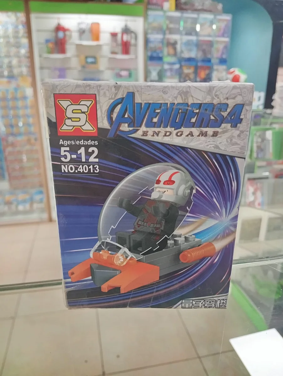 Set de bloques armables Avengers con héroe y vehículo rojo y negro
