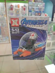 Set de bloques armables Avengers con héroe y vehículo rojo y negro